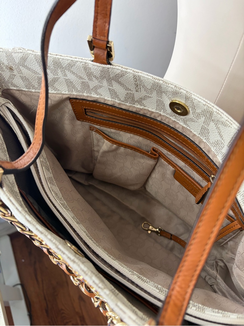 Y2KMichael Kors Cream Signature MK Tote with Brown Leather Straps and Gold Chain - Picture 4 of 7